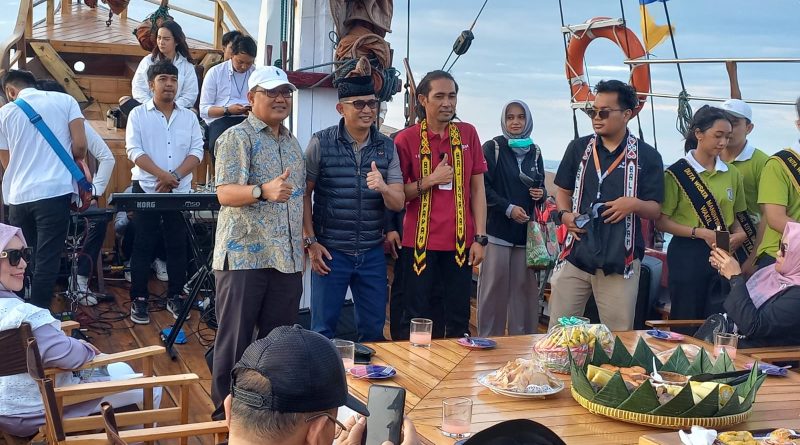 Wali Kota Kenalkan Wisata Susur Teluk Balikpapan Pakai Kapal Pinisi