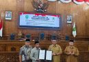 Pemkab Kutim dan DPRD Setujui Penarikan Dua Raperda untuk Disesuaikan dengan Regulasi Terbaru Pemkab Kutim dan DPRD Setujui Penarikan Dua Raperda untuk Disesuaikan dengan Regulasi Terbaru