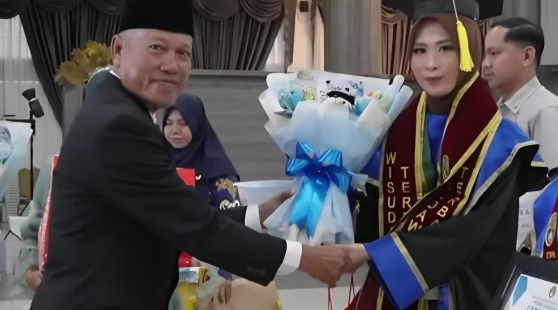 Tujuh Lulusan STIPER Kutim Raih Cumlaude, Dwi Mawar Jadi yang Terbaik